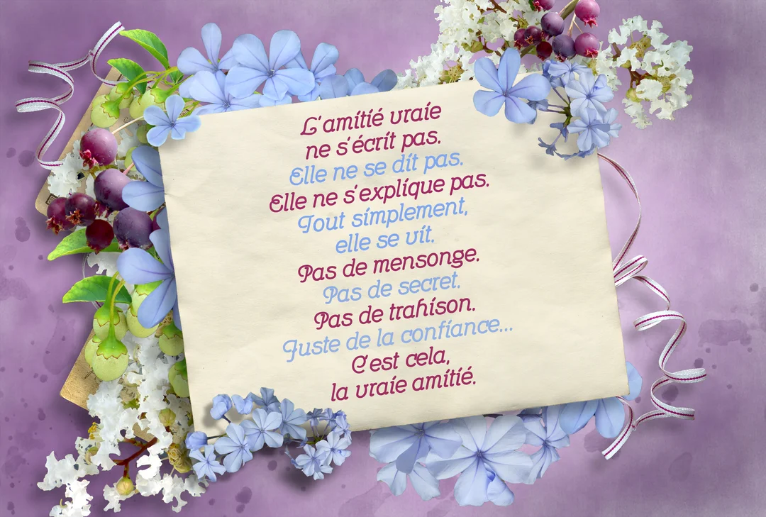 Un poème sur l'amitié est écrit sur un parchemin beige, entouré de fleurs bleues, de baies violettes et de rubans décoratifs sur un fond mauve.