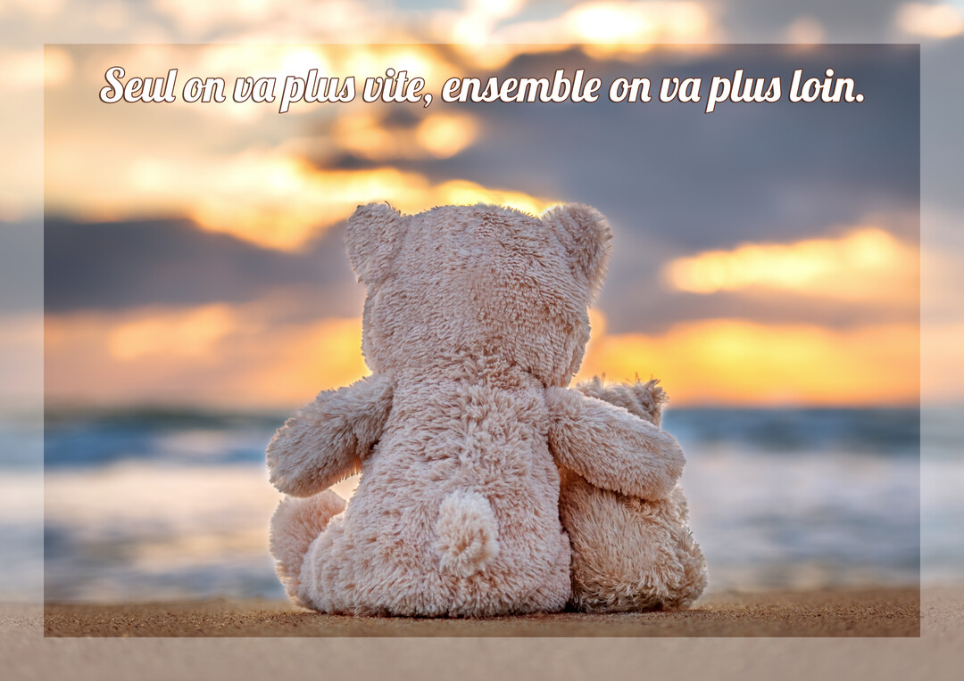 Deux ours en peluche sont assis de dos sur le sable, l'un enlaçant l'autre, et ils contemplent un coucher de soleil sur l'océan.