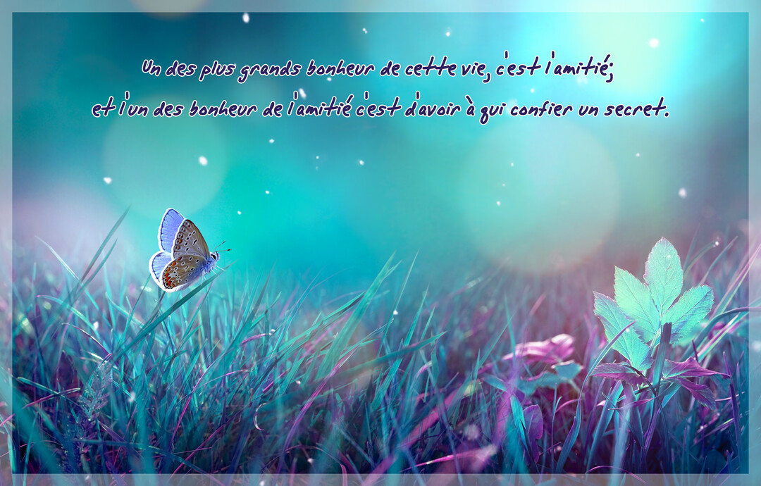 Un papillon aux ailes bleues et orangées est posé sur un brin d'herbe, dans un décor onirique aux teintes turquoise et violettes.