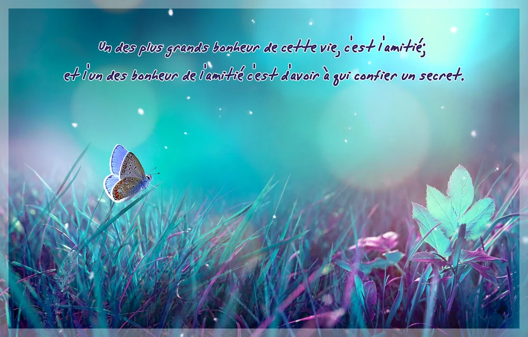 Un papillon aux ailes bleues et orangées est posé sur un brin d'herbe, dans un décor onirique aux teintes turquoise et violettes.