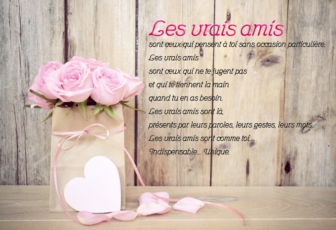 Composition poétique avec un bouquet de roses roses dans un sachet cadeau et un texte manuscrit sur l'amitié, sur un fond en bois.