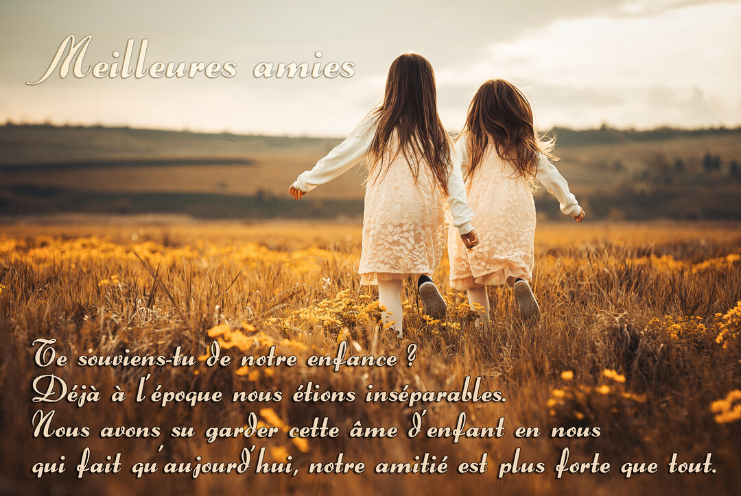 Vue de dos, deux jeunes filles en robes claires se tiennent la main et marchent dans un champ de fleurs jaunes au soleil couchant.