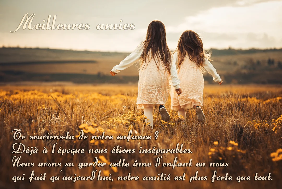 Vue de dos, deux jeunes filles en robes claires se tiennent la main et marchent dans un champ de fleurs jaunes au soleil couchant.