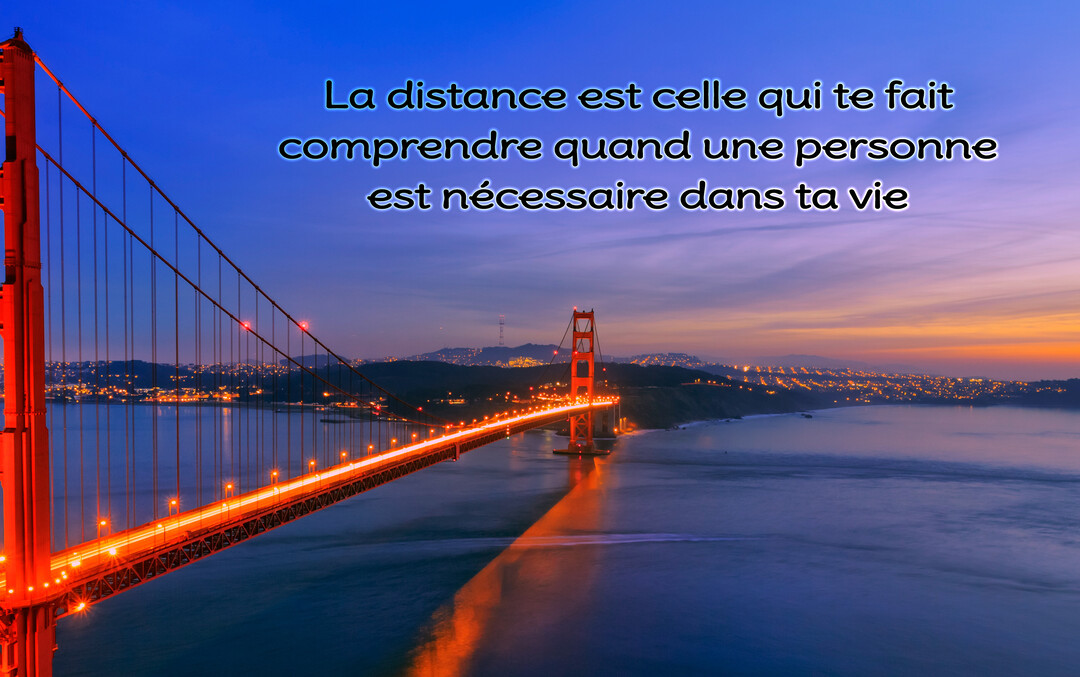 Vue nocturne du pont du Golden Gate rougeoyant, surplombant une baie sous un ciel bleu-violet, avec un texte philosophique superposé.