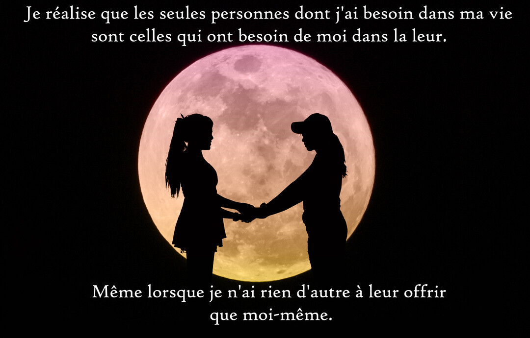 En silhouette noire, deux femmes se tiennent la main et se font face devant une immense lune rosée sur un fond noir.