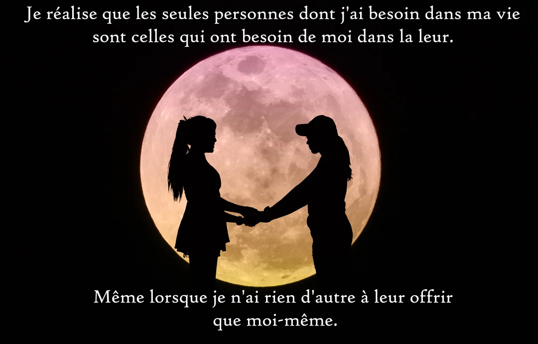 En silhouette noire, deux femmes se tiennent la main et se font face devant une immense lune rosée sur un fond noir.