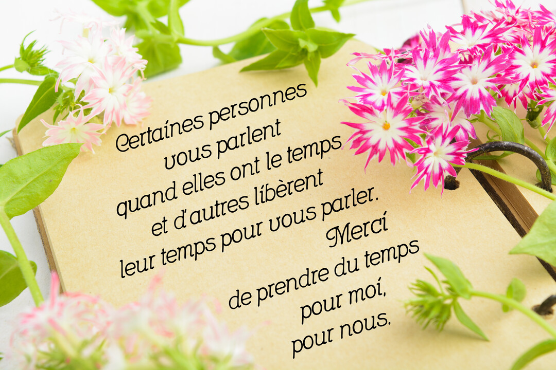 Un texte de remerciement est écrit sur un carnet en papier kraft, encadré de fleurs de phlox roses et blanches sur fond clair.