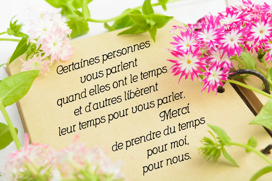 Un texte de remerciement est écrit sur un carnet en papier kraft, encadré de fleurs de phlox roses et blanches sur fond clair.