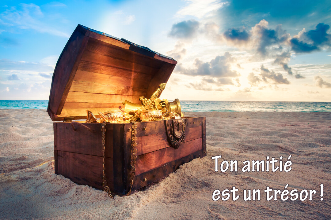 Un coffre au trésor en bois, débordant d'objets dorés, est posé sur une plage de sable devant un océan calme au crépuscule.