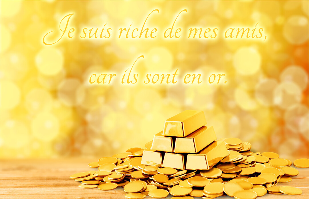 Une pile de lingots et de pièces d'or repose sur une table en bois, devant un arrière-plan jaune et lumineux avec un effet bokeh.