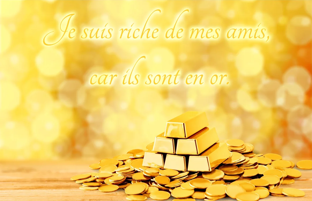 Une pile de lingots et de pièces d'or repose sur une table en bois, devant un arrière-plan jaune et lumineux avec un effet bokeh.