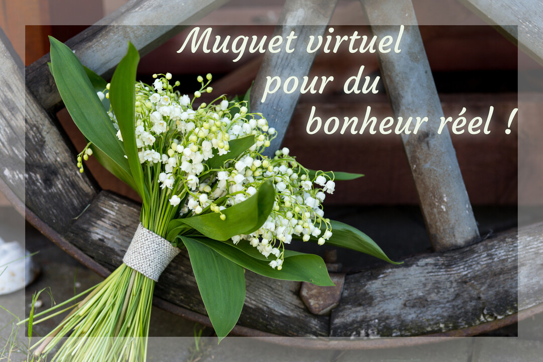 Un bouquet de muguet aux clochettes blanches et feuilles vertes, noué d'un ruban, repose sur une vieille roue de charrette en bois rustique.