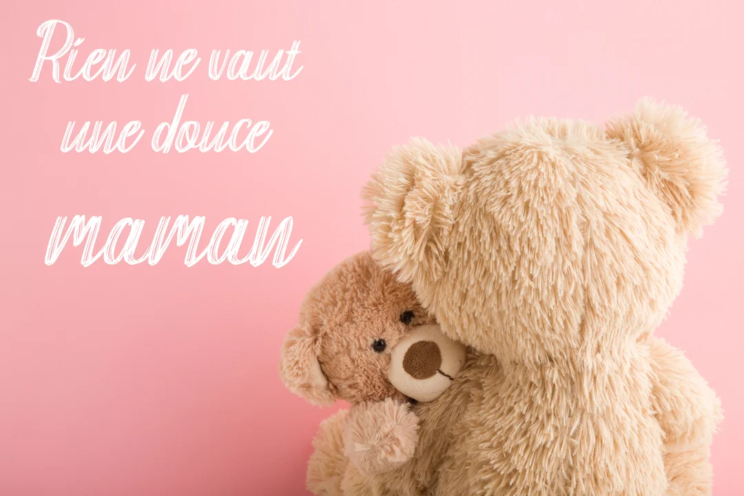 Un grand ourson en peluche beige fait un câlin par-derrière à un plus petit ourson marron, sur un fond uni de couleur rose.