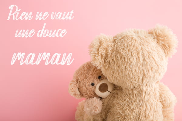 Carte pour maman avec deux oursons en peluche qui se font un câlin sur un fond rose. Le texte 'Rien ne vaut une douce maman' est inscrit en blanc.