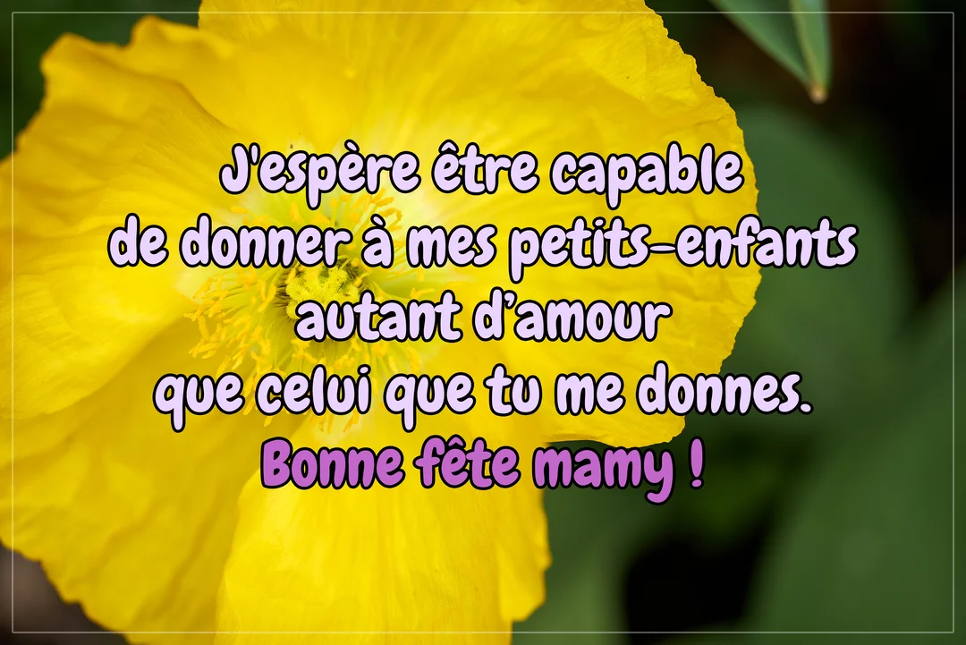 En gros plan, une grande fleur jaune aux pétales fins et au cœur fourni, sur laquelle est écrit un message touchant pour une grand-mère.