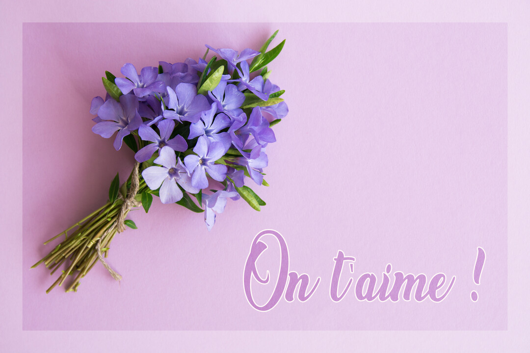 Un petit bouquet de pervenches violettes, lié par une ficelle, est posé sur un arrière-plan de couleur lavande avec l'inscription 'On t'aime'.
