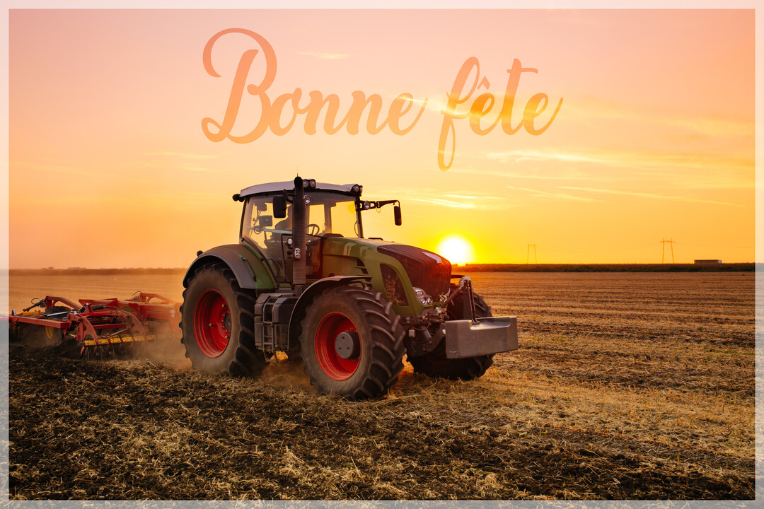 Un tracteur agricole travaille la terre dans un vaste champ, tandis que le soleil se couche à l'horizon, baignant la scène de lumière dorée.