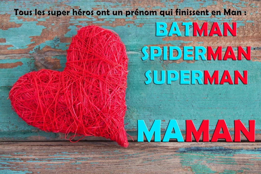 Sur un fond de bois turquoise, un cœur en fil rouge accompagne le texte humoristique comparant les super-héros comme Batman à 'Maman'.
