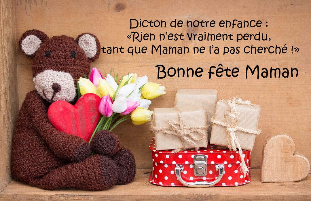 Une scène chaleureuse avec un ours en crochet, un bouquet de tulipes, des cadeaux, et un message tendre et drôle pour la Fête des Mères.