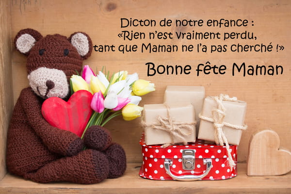 Carte de Fête des Mères avec un ours en peluche, un cœur, des fleurs, des cadeaux et un dicton humoristique sur les mamans.