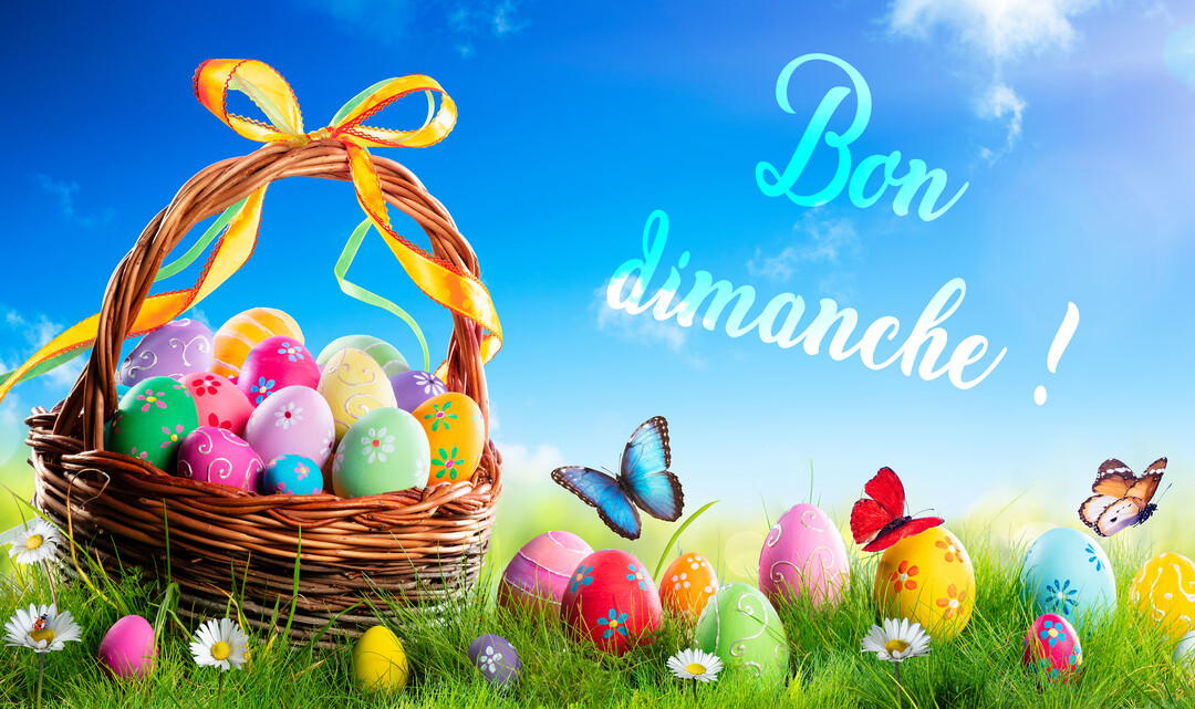 Une scène printanière montre un panier d'œufs de Pâques décorés dans l'herbe, avec des papillons volant sous un ciel ensoleillé et radieux.