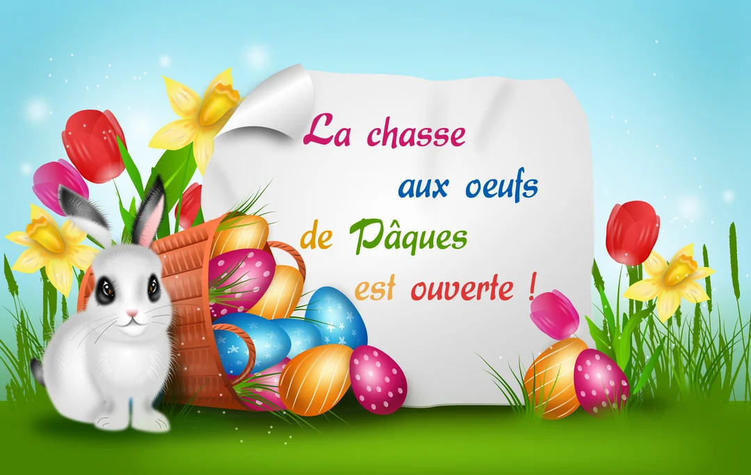 Un mignon lapin blanc est assis dans l'herbe à côté d'un panier rempli d'œufs de Pâques multicolores, avec des tulipes et jonquilles.