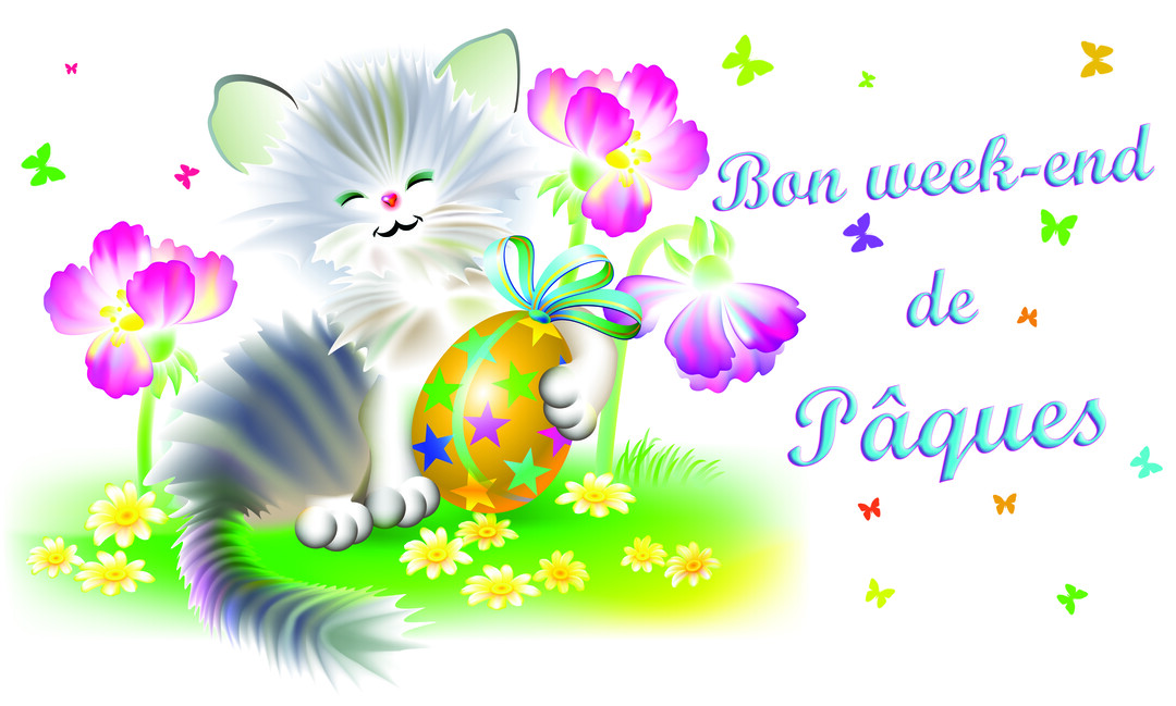 Un chaton duveteux et souriant est assis dans l'herbe au milieu de fleurs, tenant de sa patte un grand œuf de Pâques décoré.