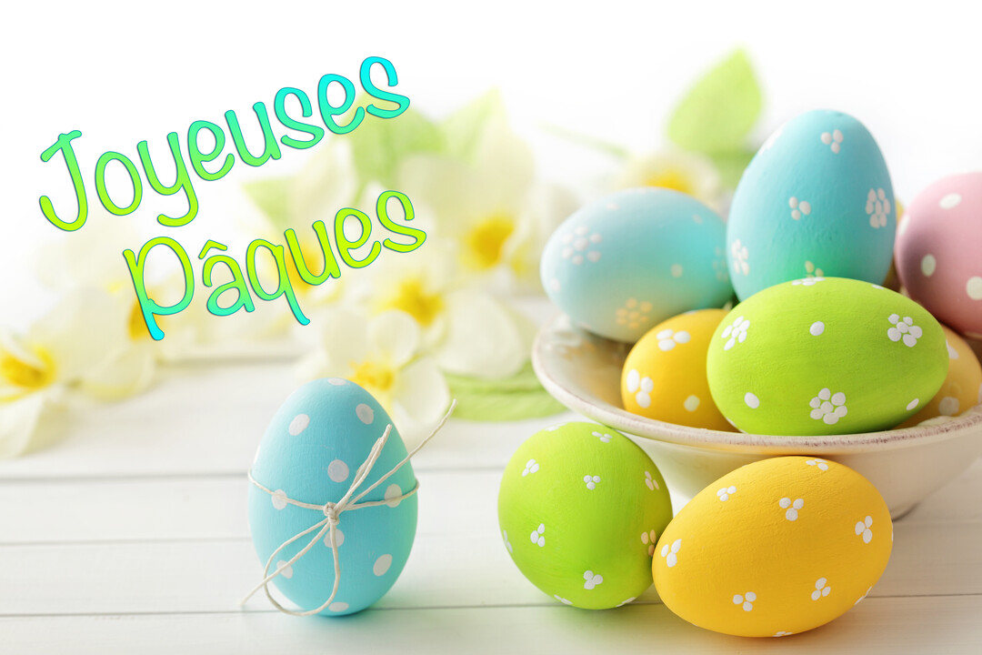 Une composition photographique lumineuse d'œufs de Pâques peints en pastel avec des motifs, disposés dans un bol et à côté, sur une table blanche.