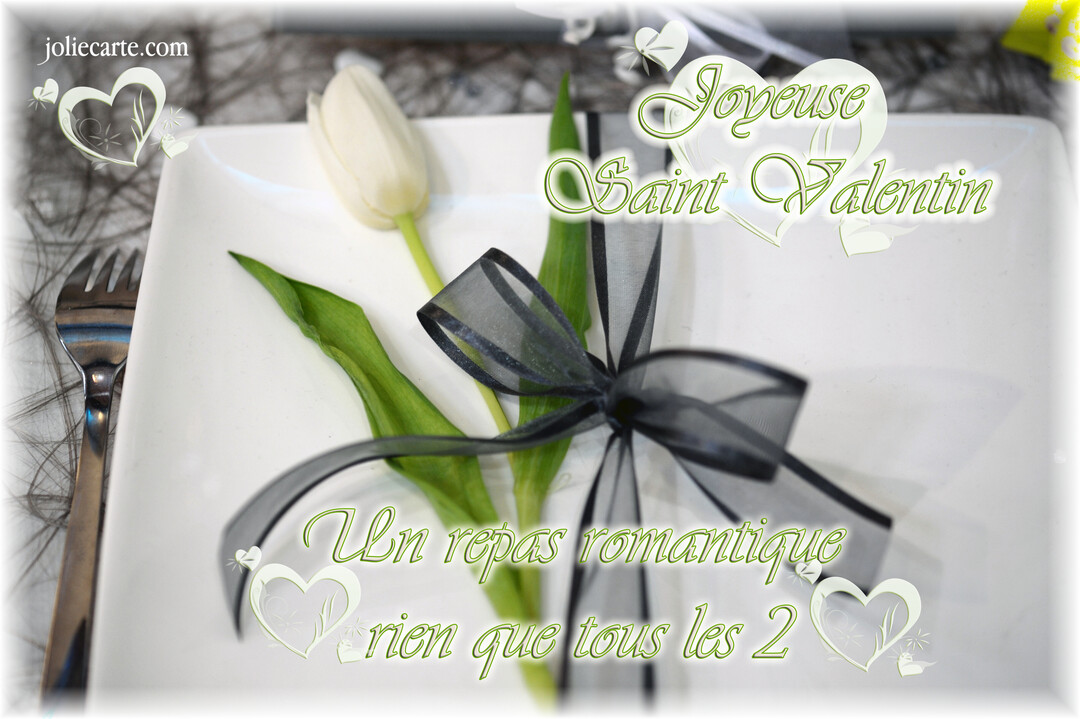 Une tulipe blanche ornée d'un ruban noir est délicatement posée dans une assiette carrée blanche, évoquant un dîner romantique pour deux.