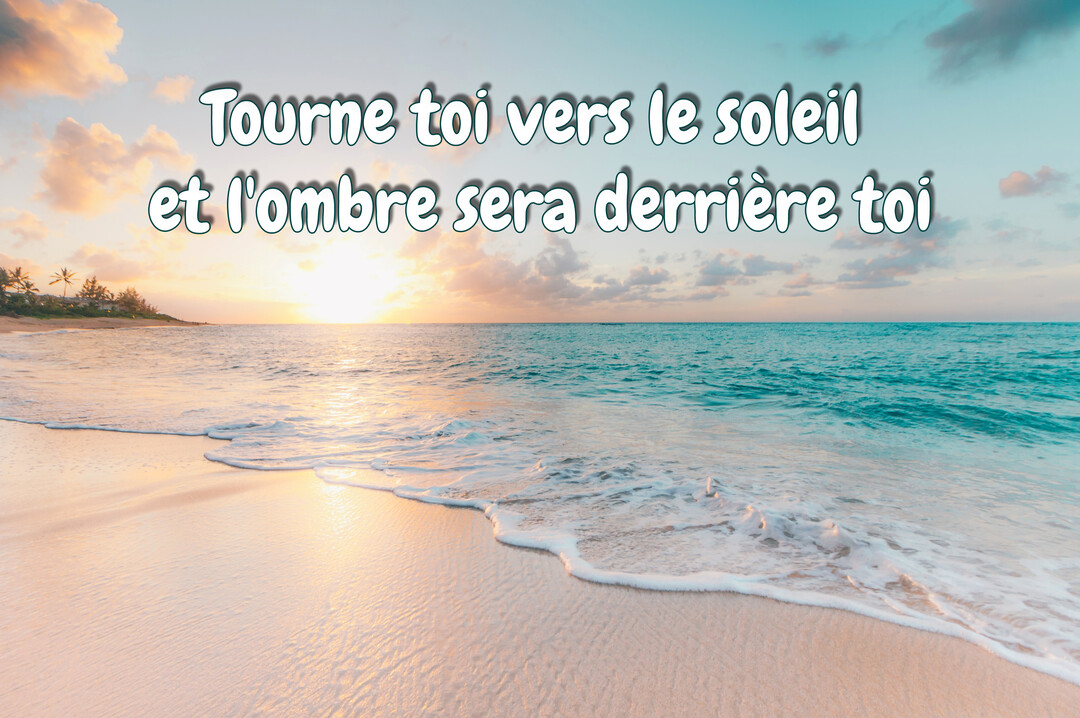 Un paysage de plage au lever du soleil avec des vagues douces et une citation sur l'optimisme écrite au centre de la carte.