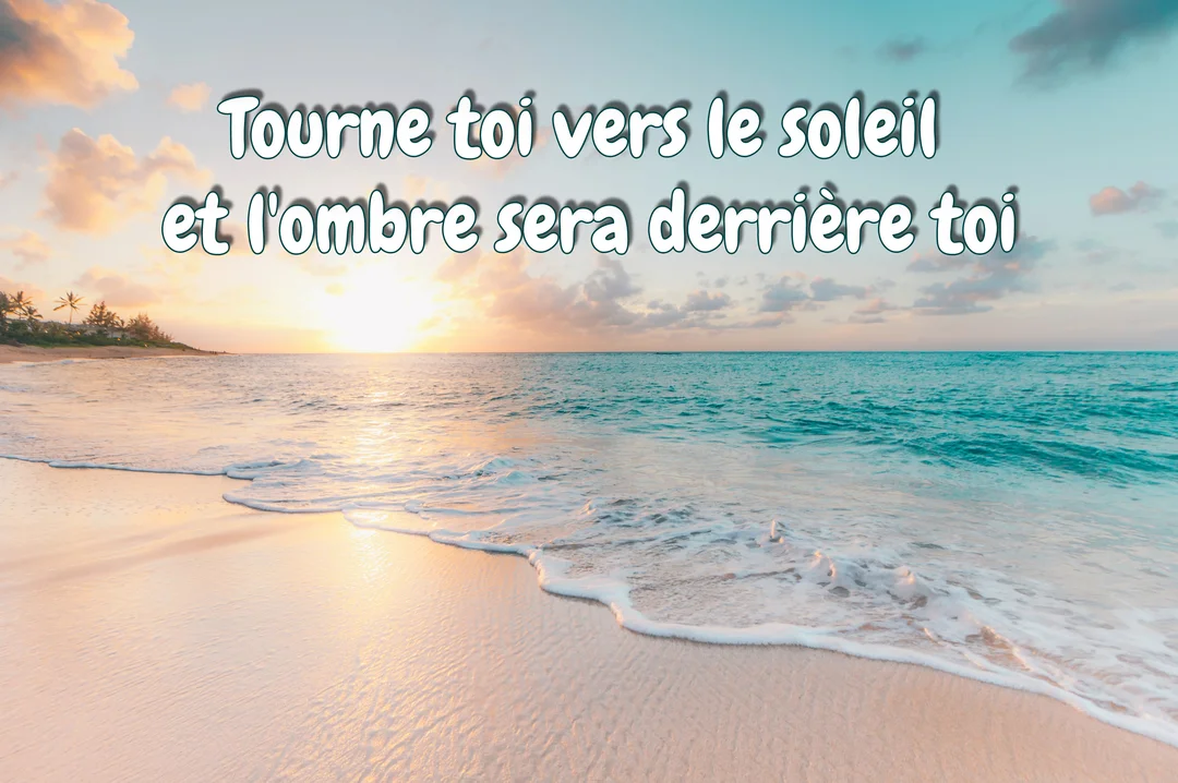 Un paysage de plage au lever du soleil avec des vagues douces et une citation sur l'optimisme écrite au centre de la carte.