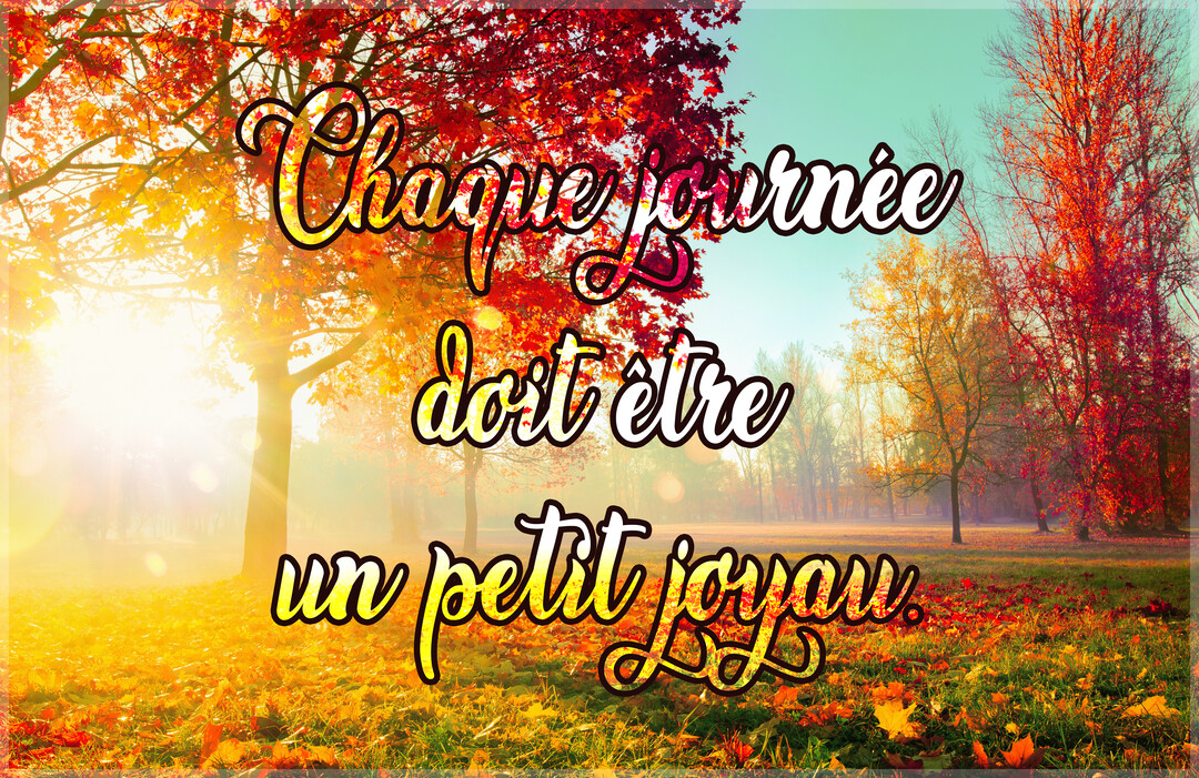 Un paysage forestier automnal baigné d'une lumière dorée, avec des arbres aux feuilles rouges et la citation 'Chaque journée doit être un petit joyau'.