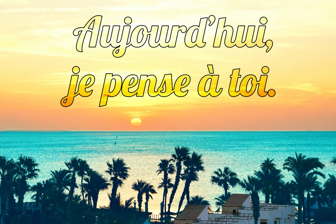 Paysage de bord de mer au crépuscule, avec un ciel orange, une mer turquoise, des palmiers en silhouette et le texte superposé 'Aujourd'hui, je pense à toi'.