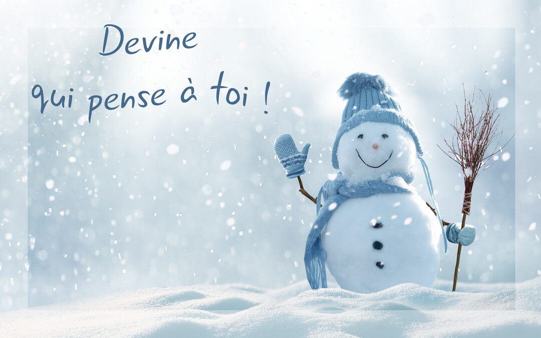 Un bonhomme de neige souriant, coiffé d'un bonnet et d'une écharpe bleus, salue de la main au milieu d'un paysage enneigé.