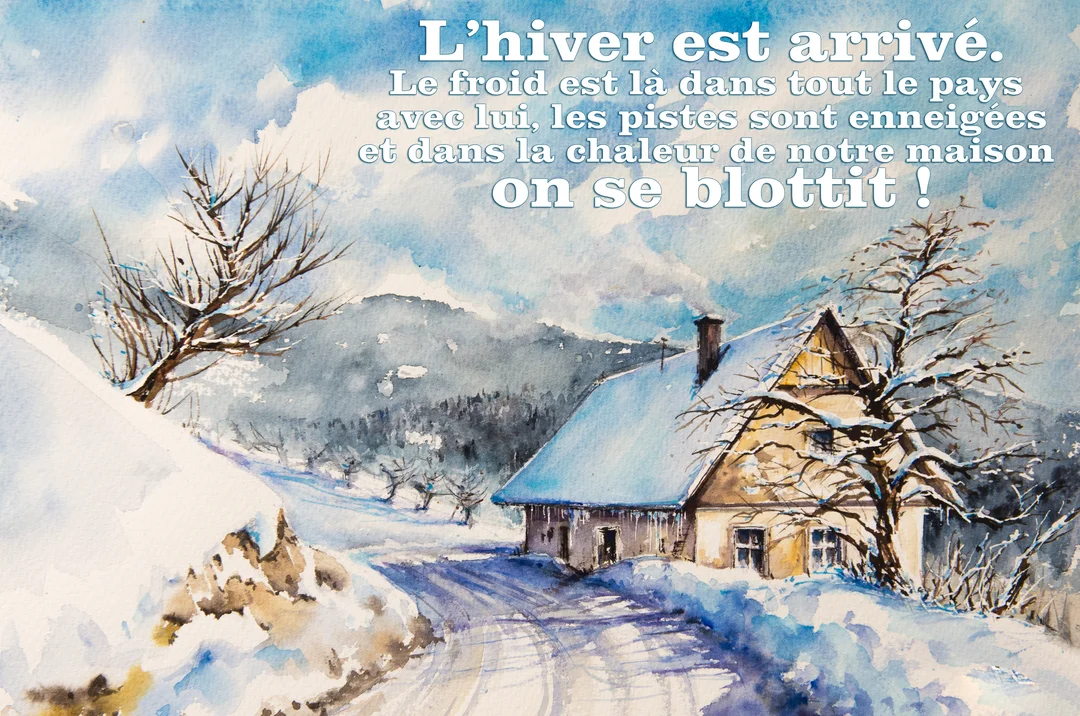 Une peinture à l'aquarelle représente un chalet rustique sous un épais manteau de neige, avec une cheminée qui fume dans un paysage montagneux hivernal.