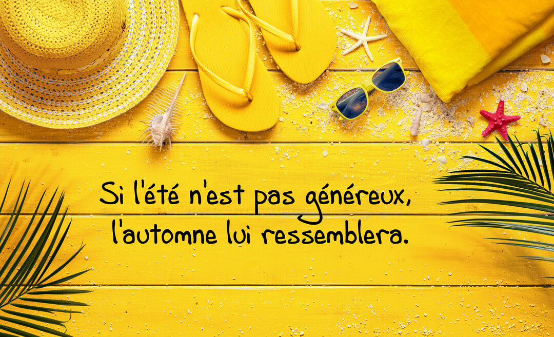 Vue de dessus d'accessoires de plage jaunes sur un fond en bois jaune, avec un proverbe sur l'été et l'automne écrit au centre.