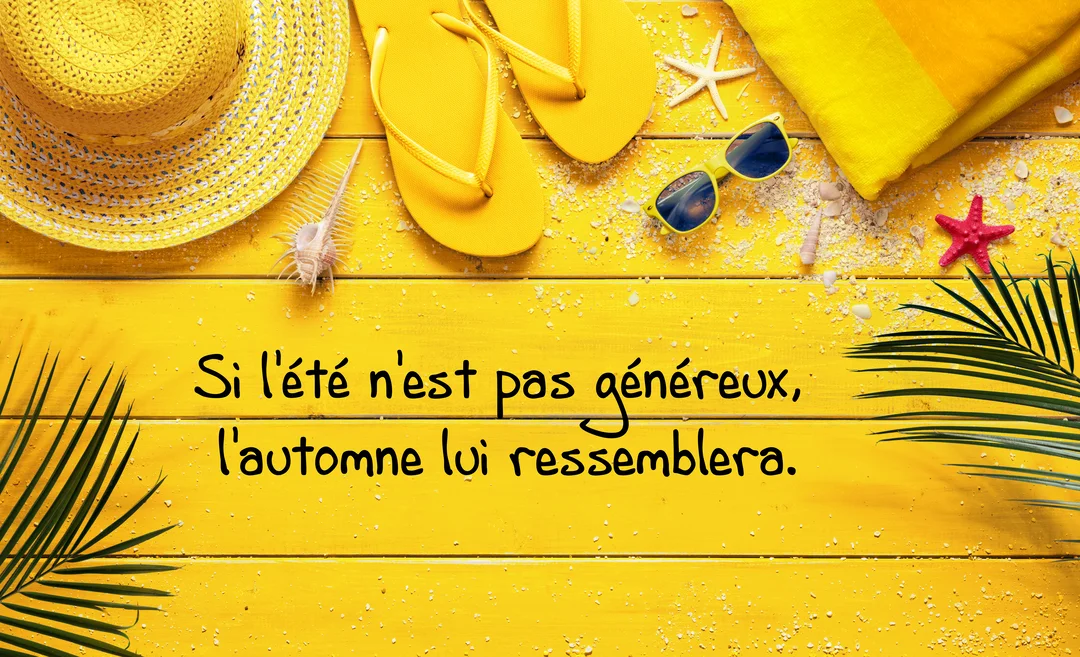 Vue de dessus d'accessoires de plage jaunes sur un fond en bois jaune, avec un proverbe sur l'été et l'automne écrit au centre.