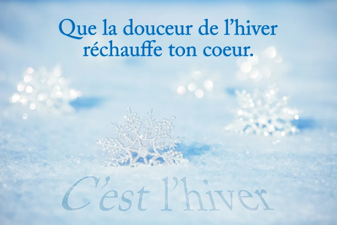 Des flocons de neige cristallins et scintillants sont posés sur un tapis de neige blanche, avec un fond bleu clair et un effet bokeh.