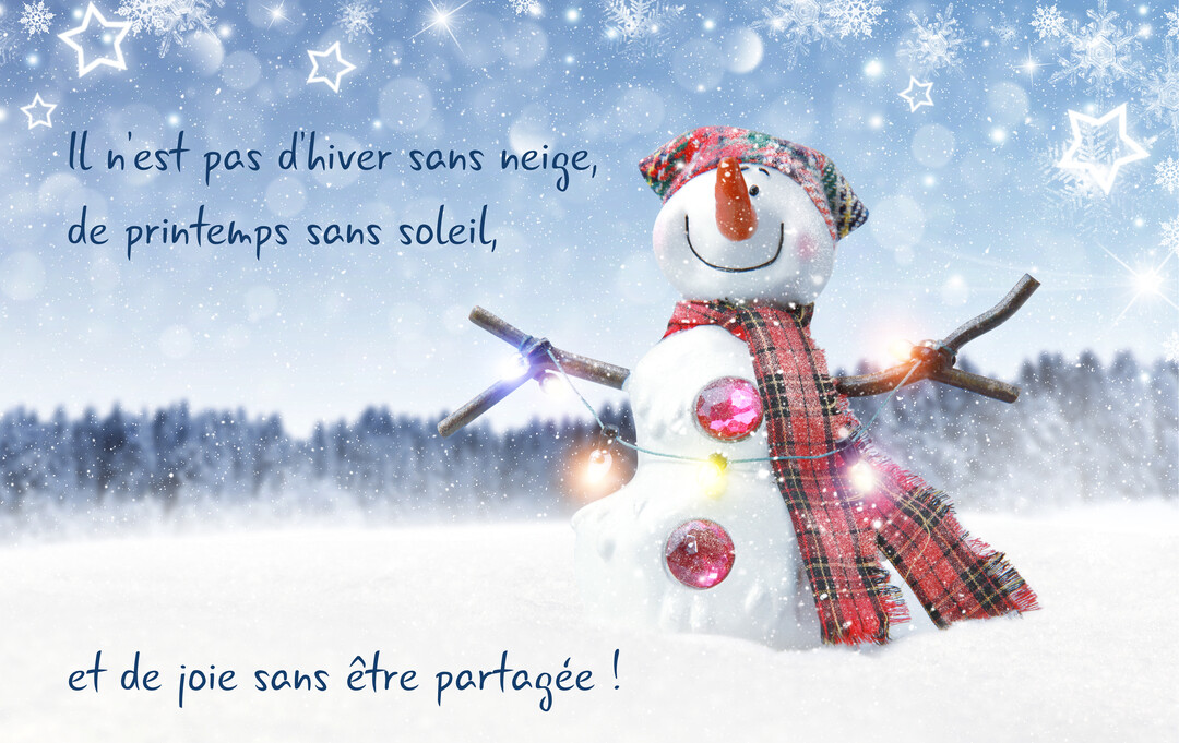 Un bonhomme de neige souriant, coiffé et portant une écharpe, se tient dans un paysage hivernal enneigé sous un ciel étoilé.