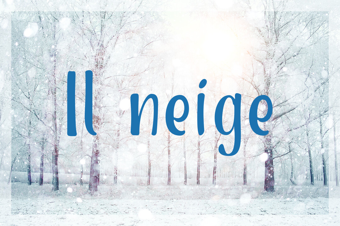 Une forêt d'arbres dénudés et couverts de neige sous une chute de flocons, avec le texte en script bleu 'Il neige' superposé.
