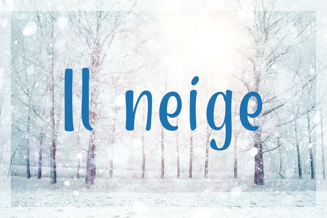 Une forêt d'arbres dénudés et couverts de neige sous une chute de flocons, avec le texte en script bleu 'Il neige' superposé.