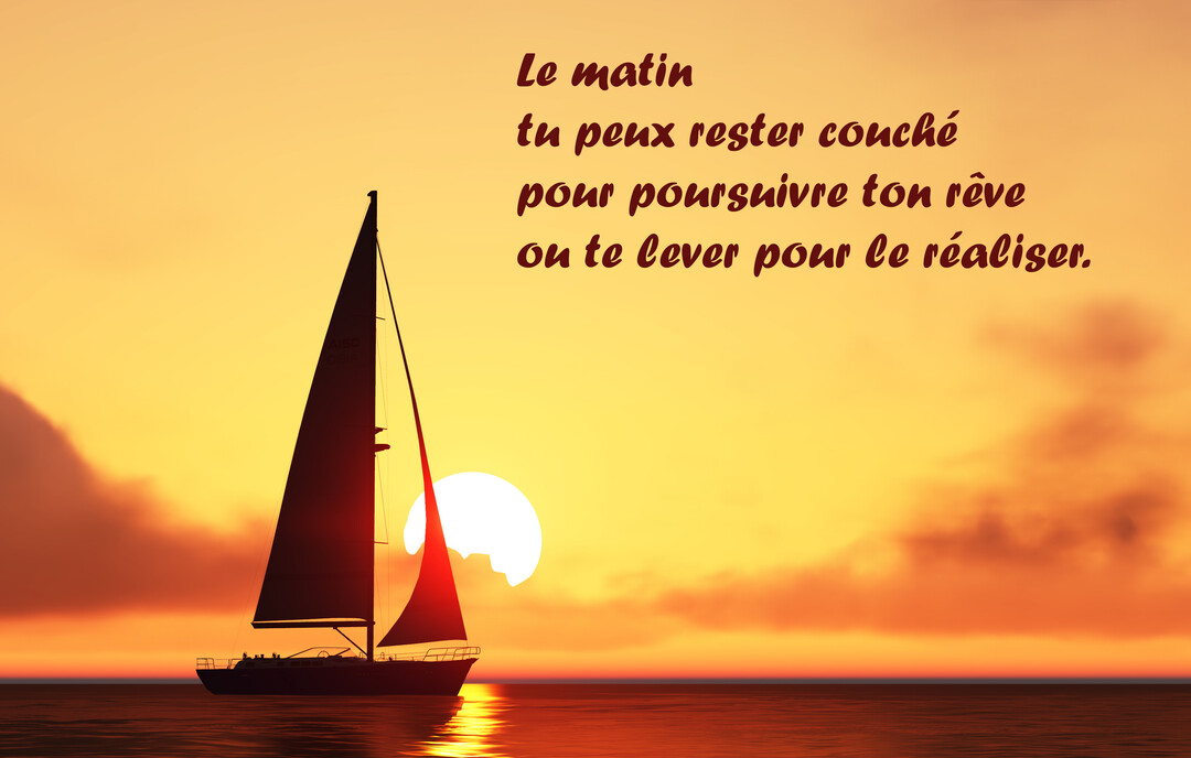 Un voilier en silhouette navigue sur une mer calme au lever du soleil, dont les tons chauds et orangés illuminent le ciel.