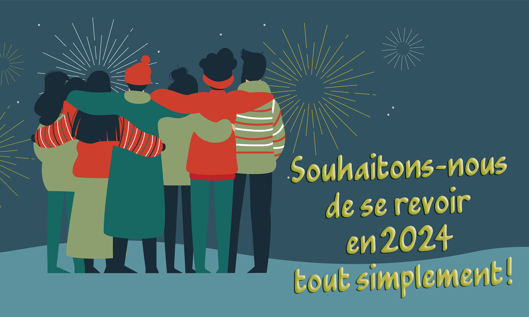 Un groupe d'amis se tenant par les épaules regarde un ciel nocturne illuminé par des feux d'artifice pour la nouvelle année.