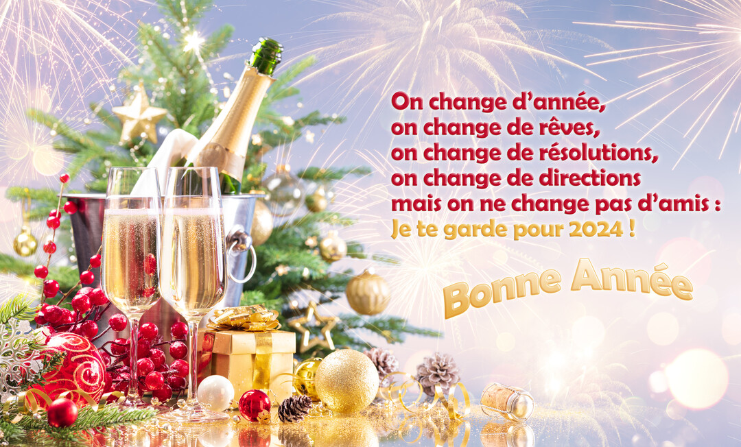 Une composition festive du Nouvel An avec deux flûtes de champagne au premier plan, devant un sapin, une bouteille et des feux d'artifice.