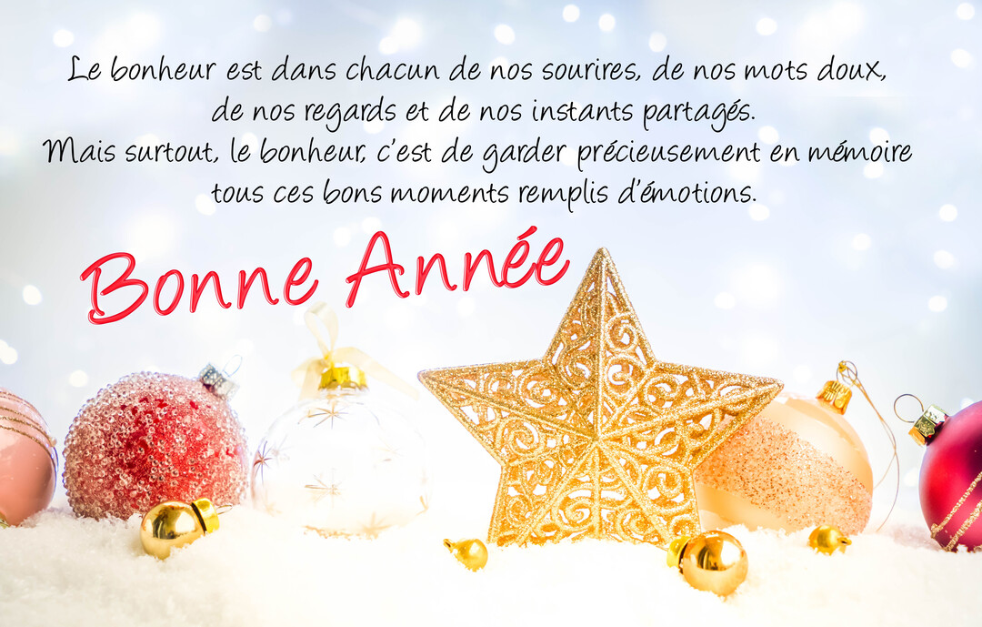 Une composition festive avec des boules de Noël et une grande étoile dorée sur un lit de neige, sur un fond lumineux.