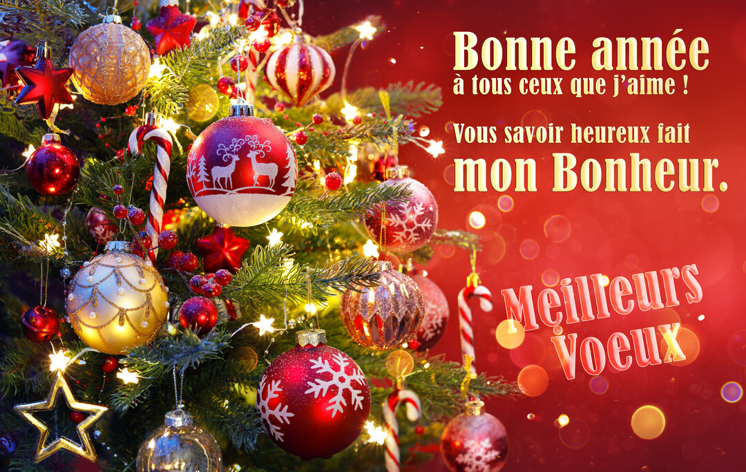 Gros plan sur un sapin de Noël richement décoré de boules rouges et or, avec un message de bonne année sur fond rouge lumineux.