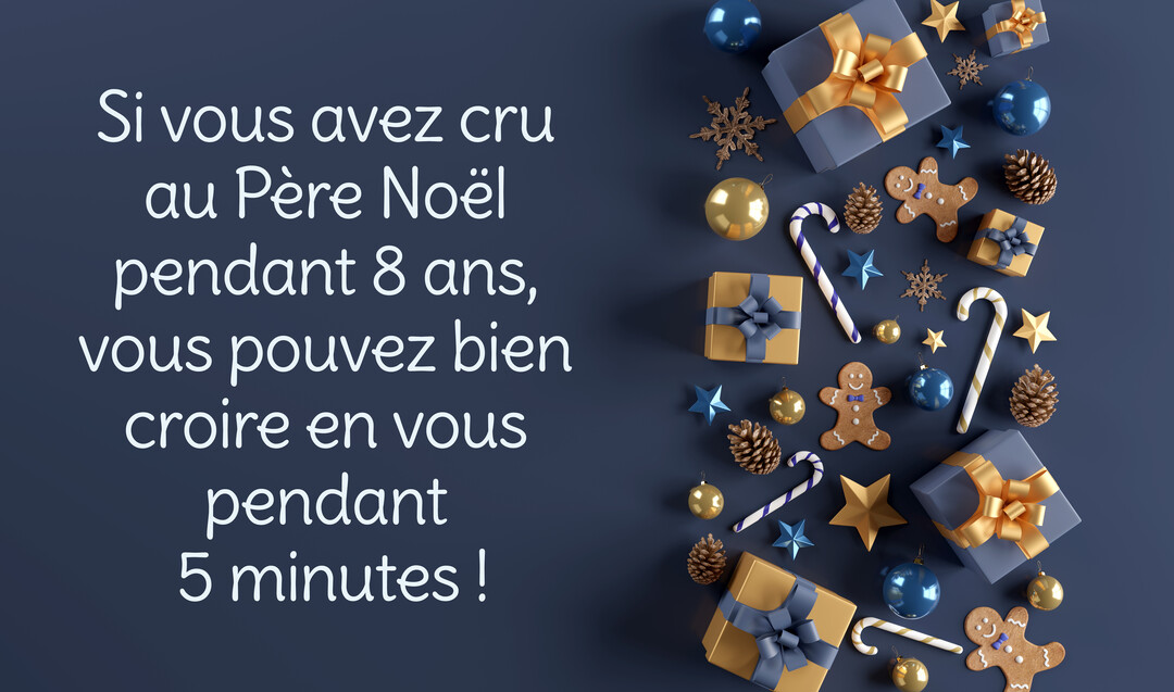 Une carte de vœux de Noël avec un message motivant à gauche et une composition de cadeaux et décorations festives bleues et dorées à droite.