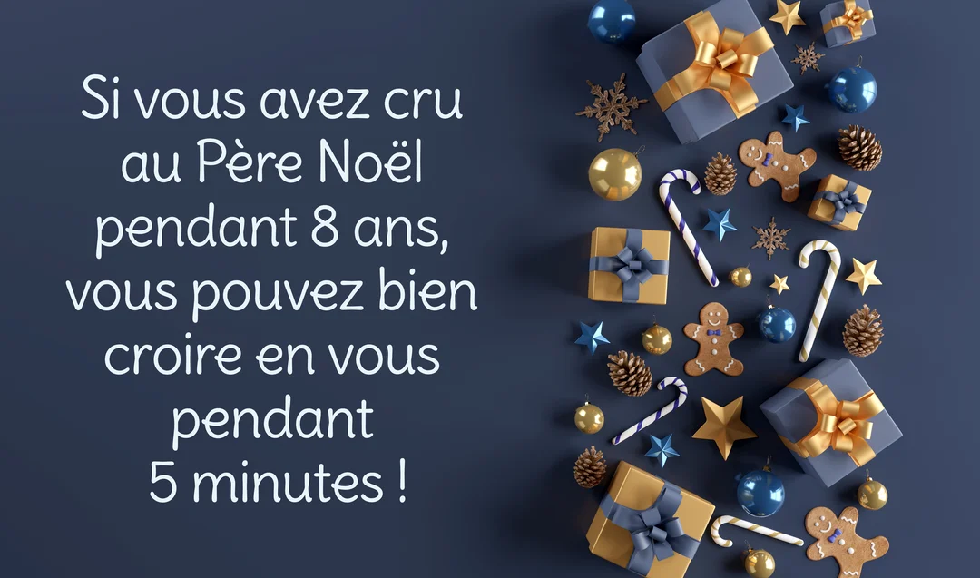 Une carte de vœux de Noël avec un message motivant à gauche et une composition de cadeaux et décorations festives bleues et dorées à droite.