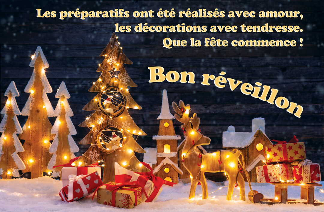 Une composition nocturne festive montre des décorations de Noël en bois illuminées, des cadeaux et un renne posés dans la neige artificielle.