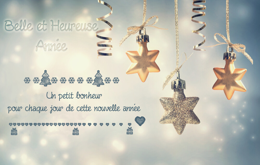 Trois décorations en forme d'étoiles dorées et pailletées pendent devant un fond bleu clair avec des vœux écrits pour la nouvelle année.